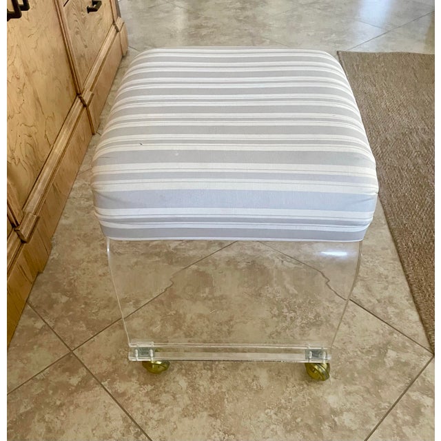 Mid-Century Modern 1960s Lucite Waterfall Vanity Stool For Sale - Image 3 of 7