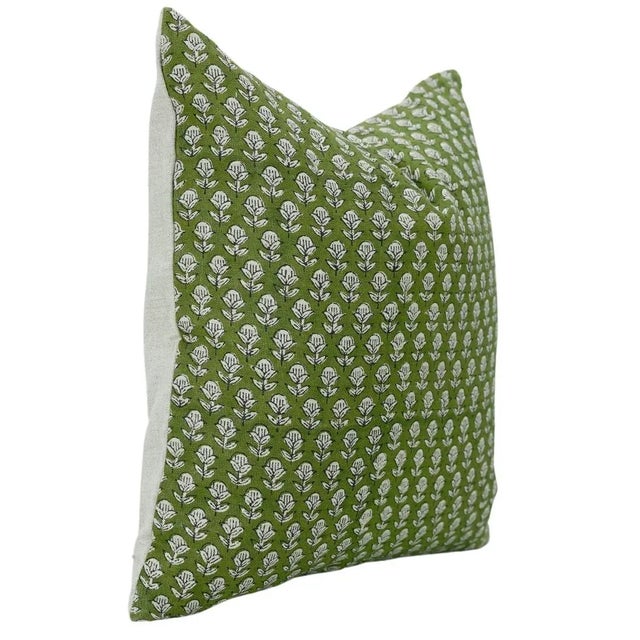 This Fabdivine cushion cover is a perfect blend of tradition and elegance. Crafted from pure linen, it offers a soft,...