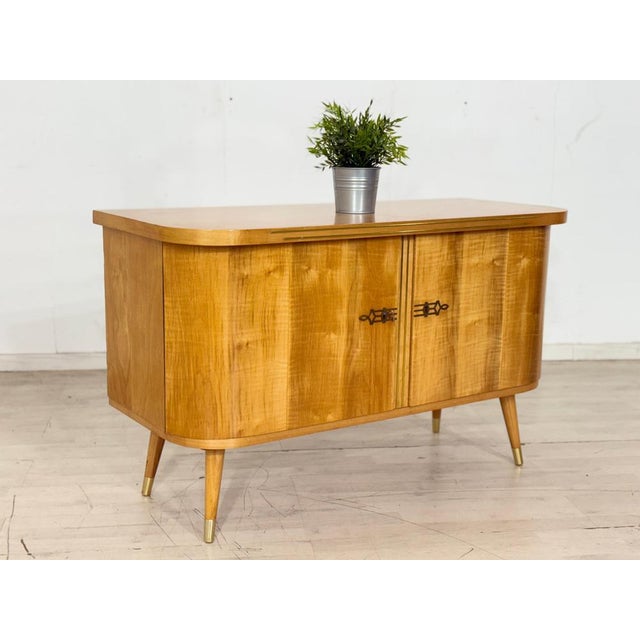 For sale is this characterful vintage chest of drawers, distinguished above all by its beautiful real wood birch veneer...