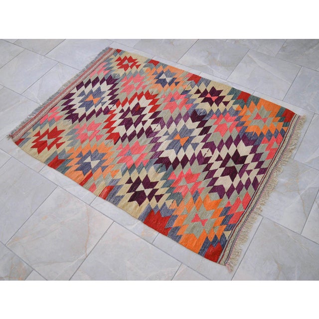 1950s Vintage Turkish Handwoven Kilim Rug – Flat Weave Boho Farmhouse Decor – Standard 3′7″ X 4′10″ For Sale - Image 5 of 14