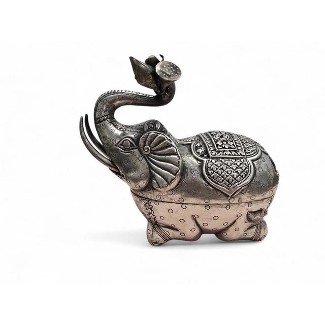 Metal Antique Indian Silver Elephant Boxes with Floral Decoration, 1890, Set of 2 For Sale - Image 7 of 15