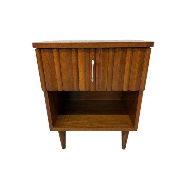 Wood Mid-Century Modern Young Manufacturing Walnut Nightstands - Set of 2 For Sale - Image 7 of 9
