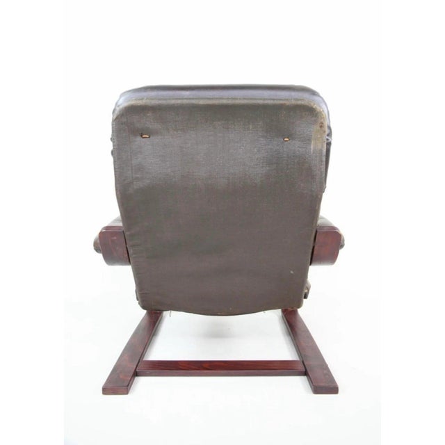 Cantilevered Tufted Leather Lounge Chair | Scandinavian Modern | Rosewood-Toned Bentwood Frame | C. 1970s For Sale - Image 10 of 10