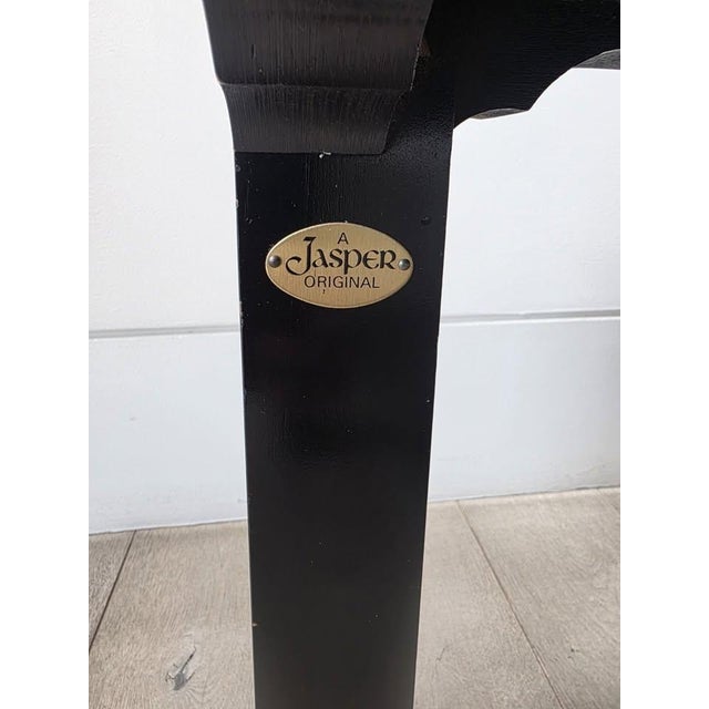 Up for sale is a beautiful, authentic vintage Chinoiserie accent table crafted by the renowned Jasper Cabinet Company....