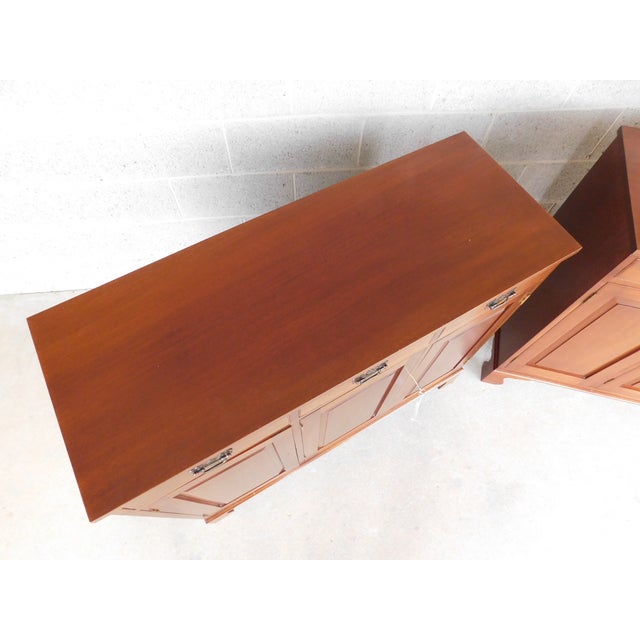 Mid 20th Century Kittinger Mahogany Georgian Style Storage Cabinets Servers - A Matching Pair For Sale - Image 5 of 15