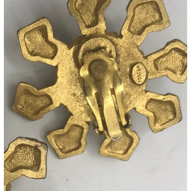 Contemporary 1980s Signed Gerard Yosca Brutalist Gold-Tone & Resin Statement Clip Earrings, Pair For Sale - Image 3 of 3