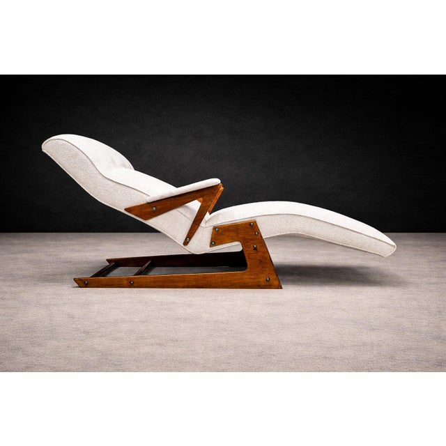 Sculptural Chaise Lounge in Solid Hardwood & Bouclé, Brazilian Modern, 1950s For Sale - Image 4 of 17
