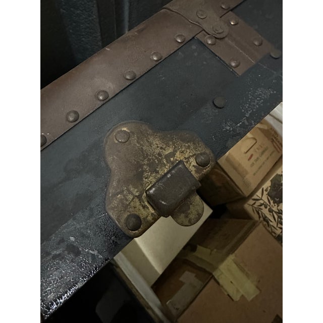 Burnt Umber Mid- 20th Century, Vintage, Flat Top, Edwardian Steamer Trunk For Sale - Image 8 of 10