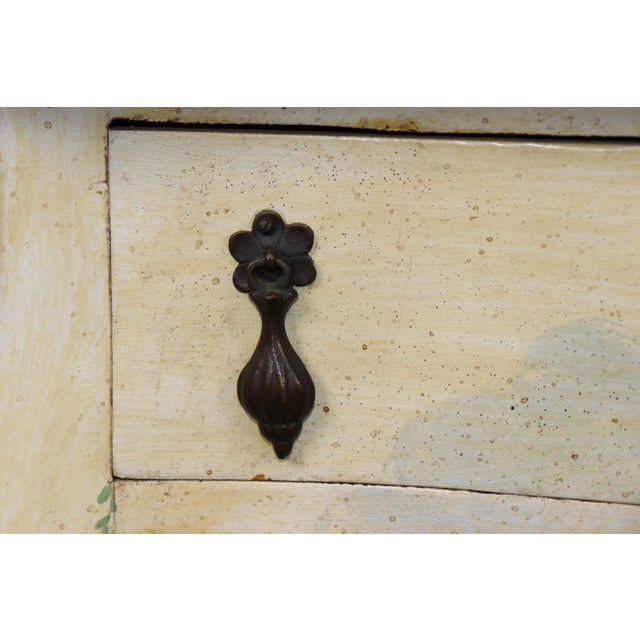 Cream Early 1900s Era Italian Venetian Bombe Form Paint Decorated Vitrine For Sale - Image 8 of 15