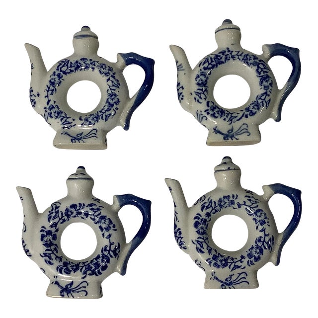 1950s Chinoiserie Blue & White Ceramic Tea Pot a Napkin Rings - Set of 4. For Sale