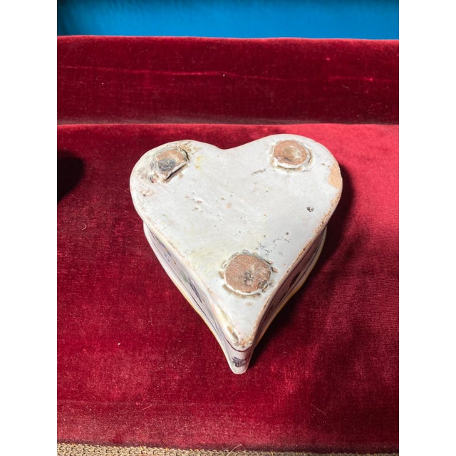 Antique White Antique Colorful French Faience Inkwell - Heart Shaped 19th Century For Sale - Image 8 of 10