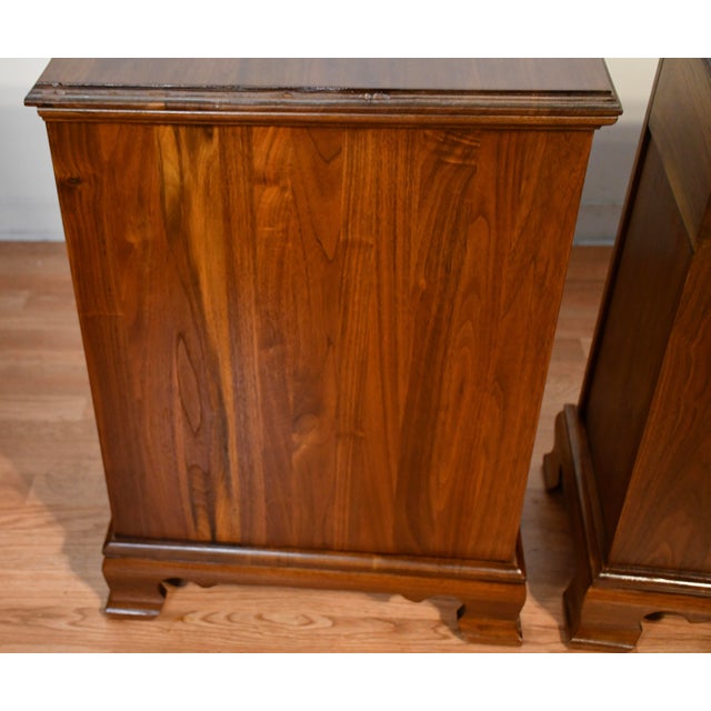 1930s Pair of English Chippendale Walnut Nightstands / Bedside Tables For Sale - Image 12 of 17