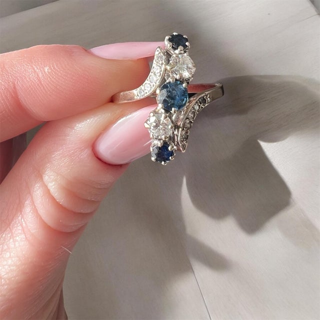 1960s Vintage 18-Carat Gold Ring, Sapphire and Diamonds - Circa 1960 For Sale - Image 5 of 6