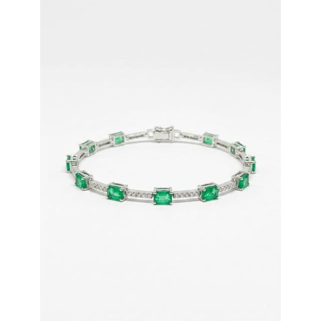 Contemporary Elegant 18k Gold Emerald 3.22ct & Diamond 0.39ct Bracelet, New For Sale - Image 3 of 10