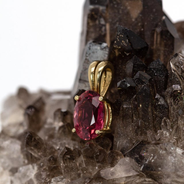 Oval 8x6mm - 1ct Pink Tourmaline Pendant in 14k Solid Gold With Rabbit Bail For Sale - Image 4 of 7