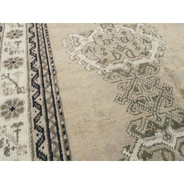 Galerie Shabab Collection Early 20th Century Champagne Colored Turkish Handmade Oushak Carpet For Sale In New York - Image 6 of 9