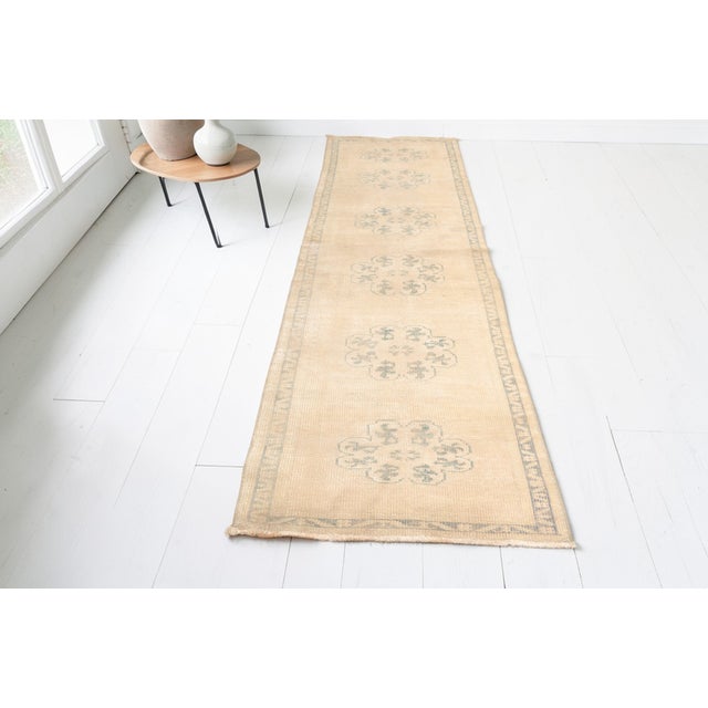 Mid 20th Century Neutral Medallion Turkish Rug For Sale - Image 6 of 10