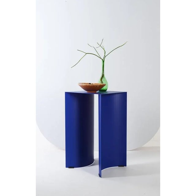 Blue arc table by ok design dimensions: d 35 x w 35 x h 60 cm. Materials: powder-coated metal.