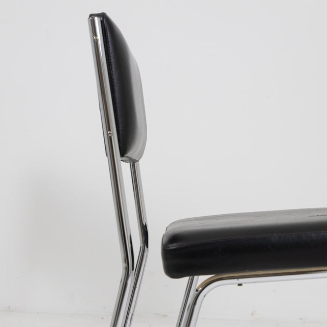Pair of Rationalist-style armchairs. Chromed metal tubular frame (the chrome plating is missing), padded seat and backrest...