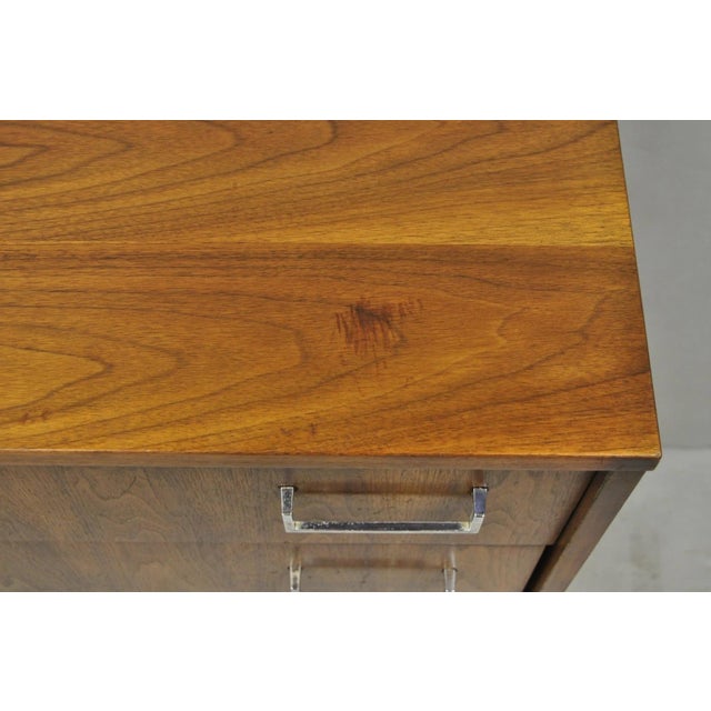 Vintage Mid Century Modern Walnut Veneer 4 Drawer Chrome Pull Tall Chest Dresser For Sale In Philadelphia - Image 6 of 17