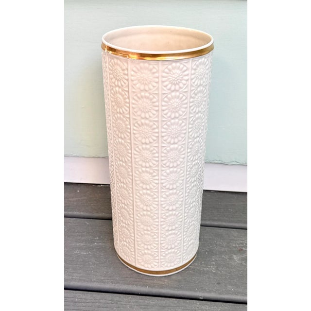 Traditional 1970 Lenox Usa Ivory Porcelain 12" Fjord Flower Drum Vase With Gold Trim For Sale - Image 3 of 10