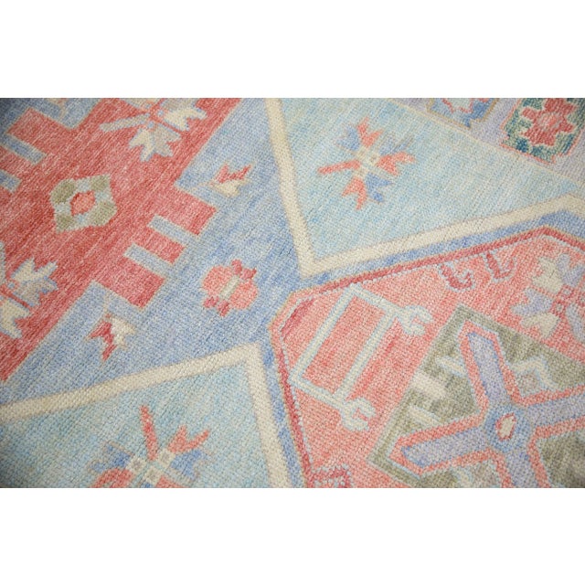 This modern Turkish Oushak rug is a stunning piece of art that has been handwoven using traditional techniques by skilled...