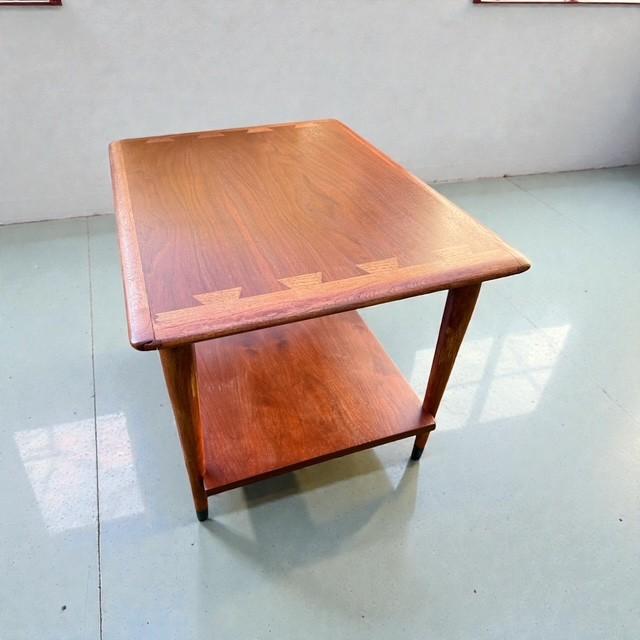 This beautifully refinished 1967 Lane Acclaim end table (Model 900-05) is a celebrated piece of American Mid-Century...