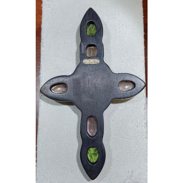 2020s Ebony Cross W/ Boulder Opal, Pear-Shaped Peridots, Pear Shaped Cabochons, Fancy Cut Pink Tourmaline, Peach Tourmaline, 18k Yellow Gold. For Sale - Image 5 of 5