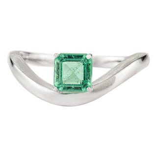 Deco Style Minimal 14k White Gold Square-Cut Emerald Wave Solitaire Ring Size 5 For Sale