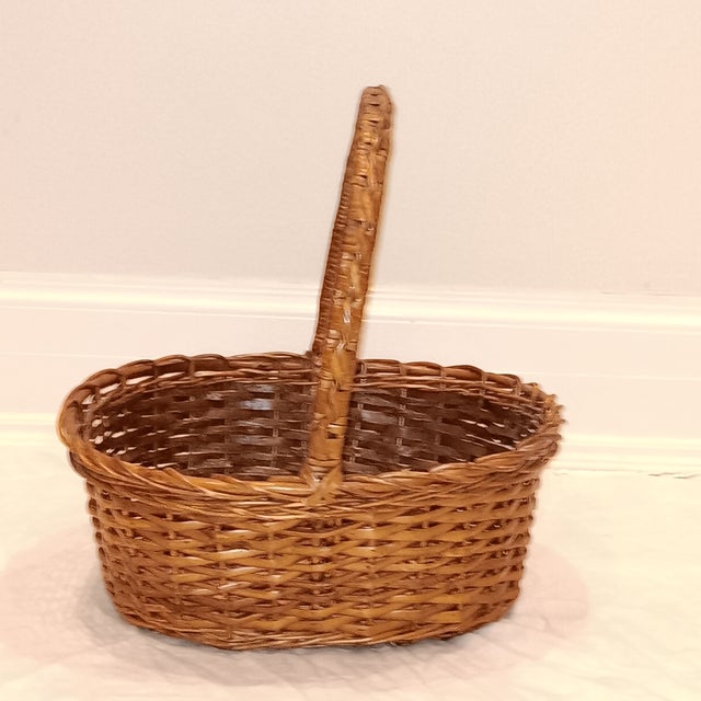 French Vintage Medium Oval French Style Hand Woven Natural Wicker Basket. For Sale - Image 3 of 9