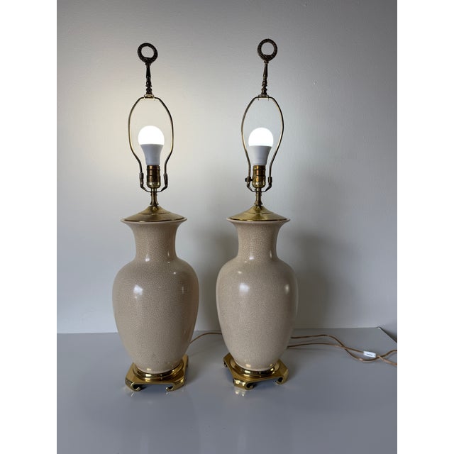 Hollywood Regency 1980s Vintage Asian Style Cream Beige Crackle Glazed Ceramic & Brass Table Lamps – A Pair For Sale - Image 3 of 12