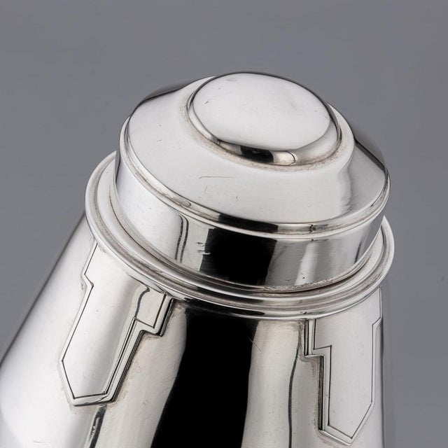 1930s English Art Deco Silver Cocktail Shaker from Walker & Hall, 1939 For Sale - Image 5 of 16