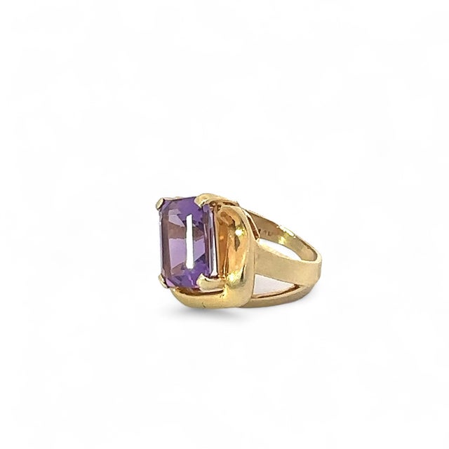 1990s Bold Retro Amethyst Cocktail Ring in 14k Yellow Gold, Size 6 For Sale - Image 4 of 5