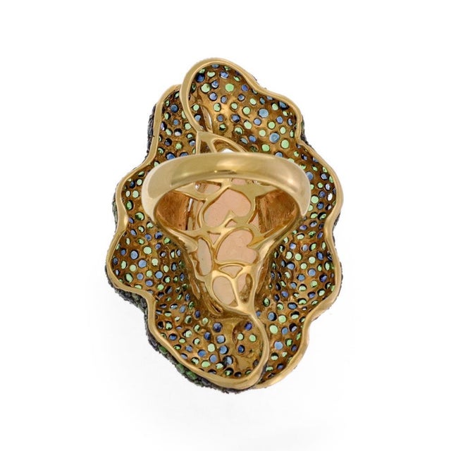 Contemporary Estate 16.69ct Opal Sapphire 18k Yellow Gold Long Floral Ring For Sale - Image 3 of 4