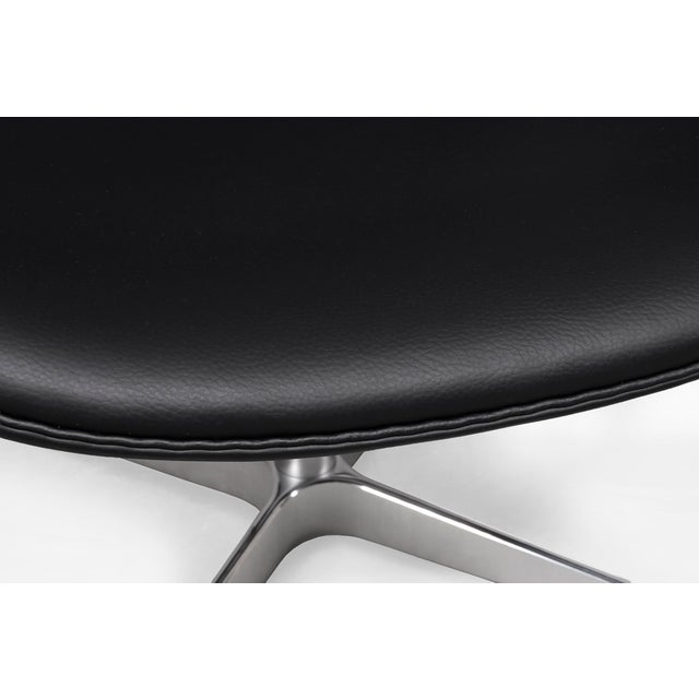 Vintage Swivel Swan Chair in Black Leather by Arne Jacobsen for Fritz Hansen, 1950s For Sale - Image 6 of 7