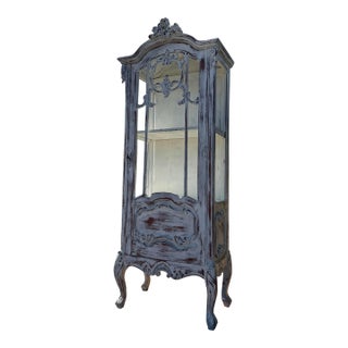1970s French Louis XV Style Distressed White Vitrine Display Cabinet For Sale