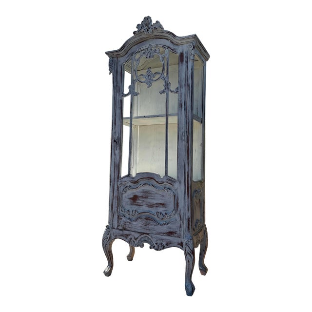 1970s French Louis XV Style Distressed White Vitrine Display Cabinet For Sale