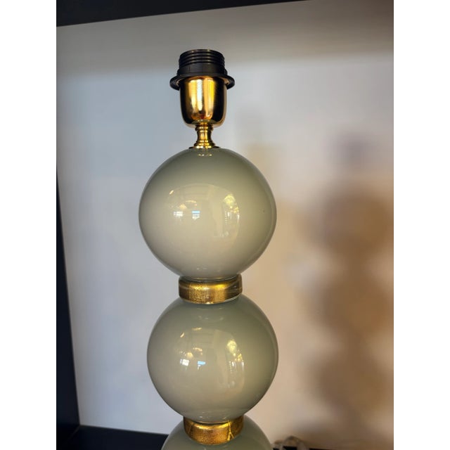 Murano Elegant Pair of Murano Glass & Brass Table Lamps – Gray Spheres With 24k Gold, Murano For Sale - Image 4 of 6