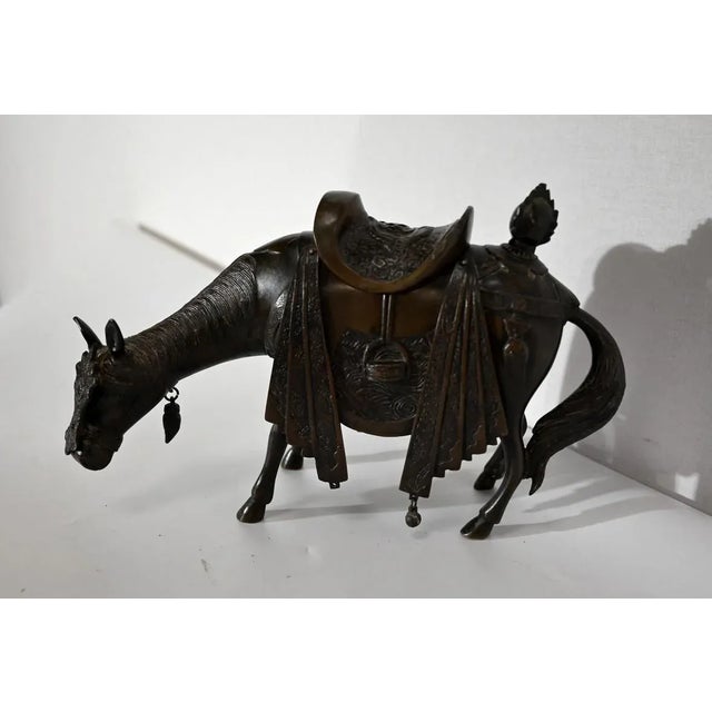 This animal bronze, with a green patina, represents a horse of Chinese inspiration from the Wei Dynasty. In its beautiful...