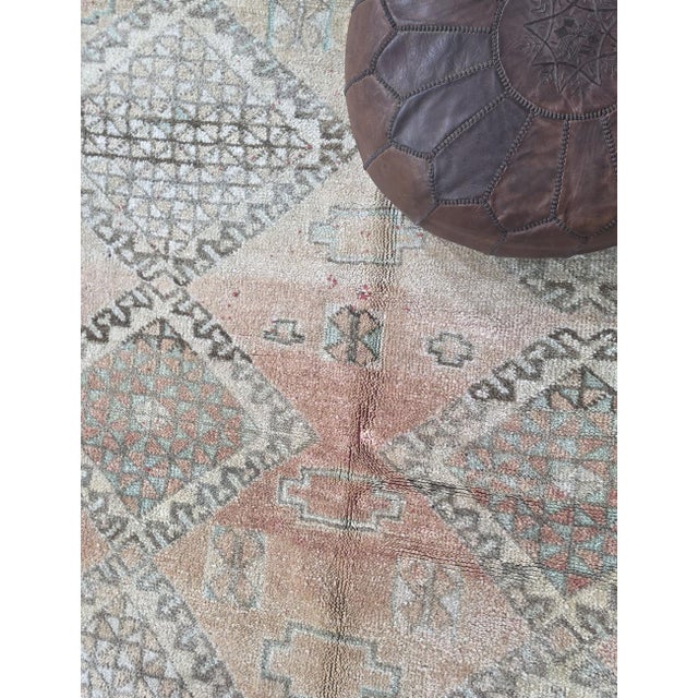 Peach Mid Century Moroccan Wool Rug - 9.4 X 5.9 Ft For Sale - Image 8 of 8