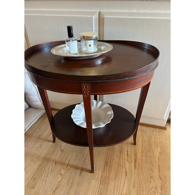 Traditional Mid 20th Century Mersman Tiered Mahogany Inlay Oval Side Table - Mersman 7367 For Sale - Image 3 of 10