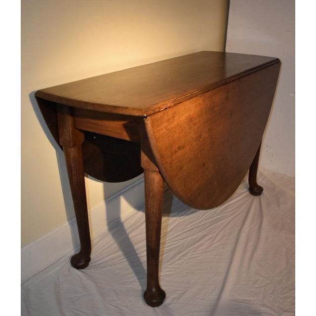English English Oval Top Walnut Dining Table of the 1700s For Sale - Image 3 of 3