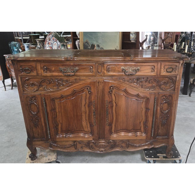 Louis XV Provencal Buffet in Carved Walnut, 1800s, in Good conditions. Designed before 1890