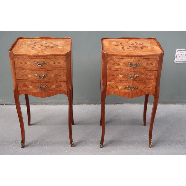 1950s Pair of Restored French Louis XV Style Rosewood Inlaid Side Tables Nightstands For Sale - Image 9 of 12
