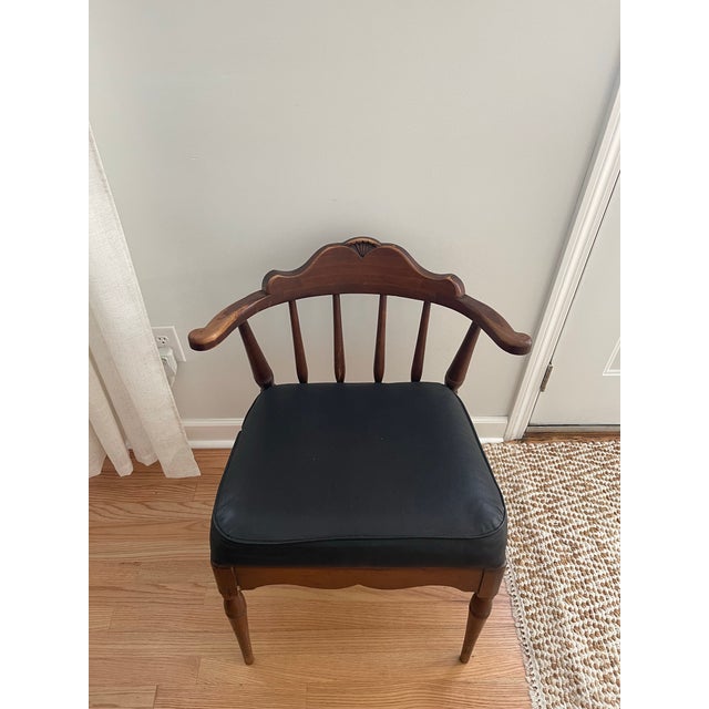 Description Add classic warmth to your interior with this vintage Early American / Colonial Revival barrel-back accent...