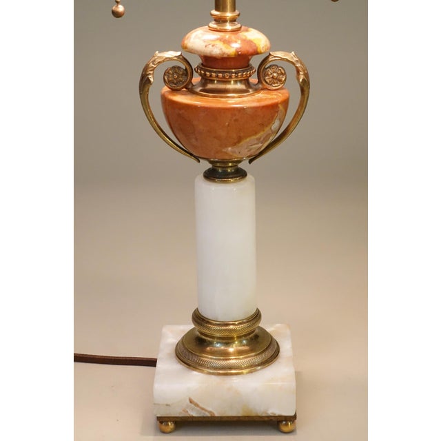 Art Deco 1930s French Depose Art Deco Neo Classic White/Salmon Onyx Marble Column & Urn Bronze Table Lamp For Sale - Image 3 of 9