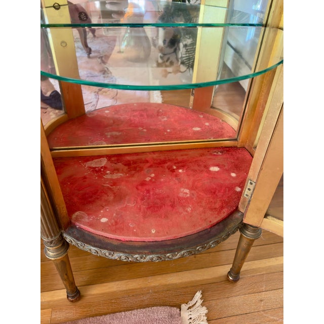 Antique Louis XVI Style Carved Giltwood Demilune Vitrine For Sale In New York - Image 6 of 9