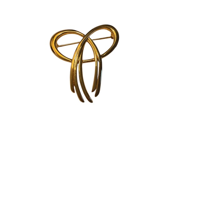 Mid 20th Century Crown Trifari Gold Ribbon Bow Pin Brooch For Sale - Image 4 of 4