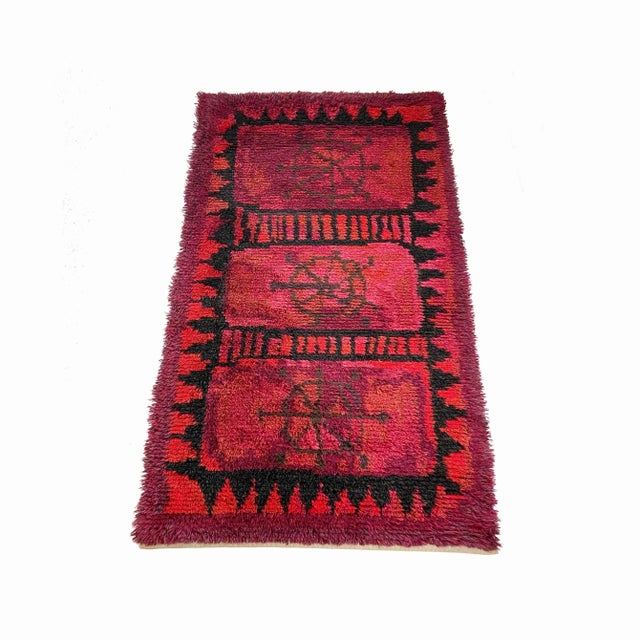 High pile Rya rug Decade: 1960s Origin: Scandinavia, Sweden Material: 100% wool This rug is a great example of 1960s pop...