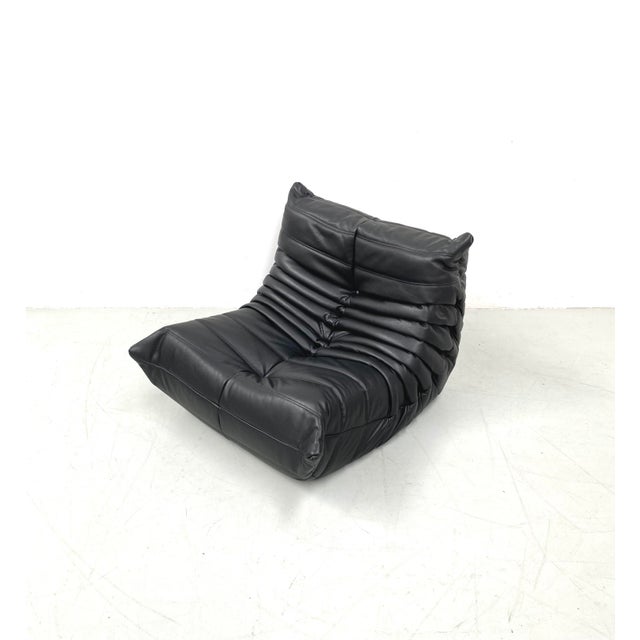 Set of French Togo Lounge Chair and Ottoman in Black Leather attributed to Michel Ducaroy for Ligne Roset, 1970s For Sale - Image 9 of 14